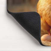 Hen Tragen einer blauen Gesichtsmaske Mousepad (Ecke)