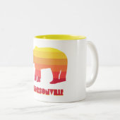 Hendersonville North Carolina Rainbow Bear Zweifarbige Tasse (VorderseiteRechts)