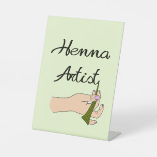 Henna Artist mit Henna Cone Sockelschild