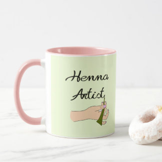 Henna Artist mit Henna Cone Tasse