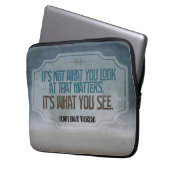 Henry David Thoreau Inspiration Zitat "See" Laptopschutzhülle (Vorderseite Links)
