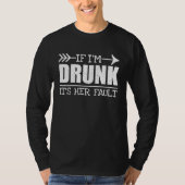 HER FAULT Men Cool Drinking Drunk T-Shirt (Vorderseite)