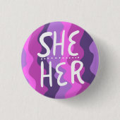 HER Pronouns farbenfroh handschrift Lila Button (Vorderseite)