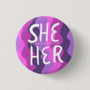 HER Pronouns farbenfroh handschrift Lila Button