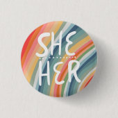 HER Pronouns farbenfrohe handgezeichnete Regenboge Button (Vorderseite)