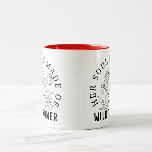 Her Soul Is Made of Wildflower Boho Spirit Zweifarbige Tasse (Mittel)