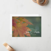 Herabfallfarbene Blätter teilen eine Gedächtnisbee Mitteilungskarte (Vorderseite/Rückseite Beispiel)