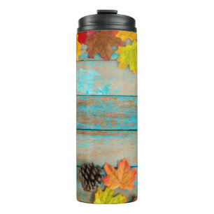 Herbst-Ahorn: Naturrahmen mit Kiefernzapfen. Thermosbecher