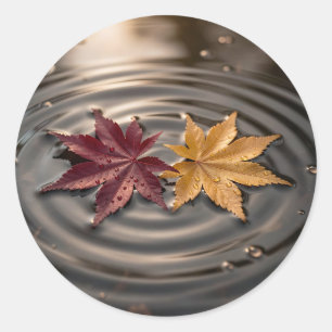Herbst-Ahornblätter auf dem Wasser treibend Runder Aufkleber