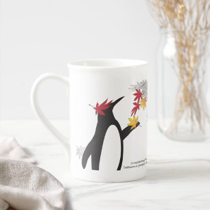 Herbst-Ahornblätter und lustiger Pinguin Porzellantasse