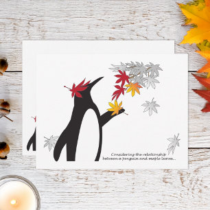 Herbst-Ahornblätter und lustiger Pinguin Postkarte