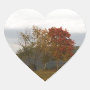 Herbst am Arrowhad-See. Herz-Aufkleber