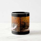 Herbst an den Fabrik-Fällen Zweifarbige Tasse (Mittel)