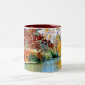 Herbst auf dem Wasser Zweifarbige Tasse (Mittel)