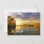 Herbst-Bäume Fluss Sunset Wedding RSVP Karten (Rückseite)