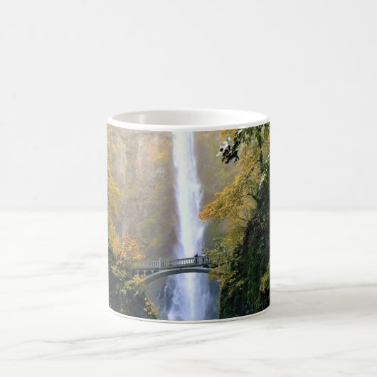 Herbst bei Multnomah Falls, OR Kaffeetasse (Mittel)