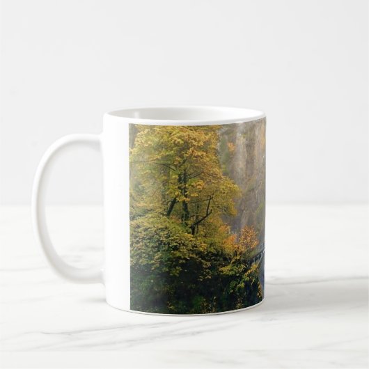 Herbst bei Multnomah Falls, OR Kaffeetasse (Links)