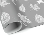 Herbst-Blätter - silbernes Grau und Weiß Geschenkpapier (Rolleneckpunkt)