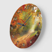 Herbst-Blätter und Bäume, die Schmutz-Straße Große Wanduhr (Winkel)