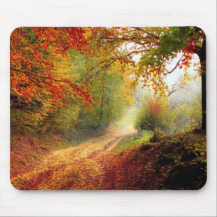Herbst-Blätter und Bäume, die Schmutz-Straße Mousepad