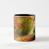 Herbst-Blätter und Bäume, die Schmutz-Straße Zweifarbige Tasse (Mittel)