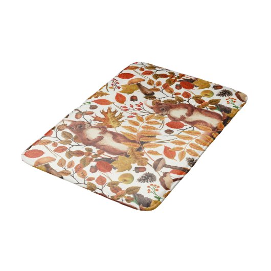 Herbst-Eichhörnchen und Herbstflora auf Weiß Badematte (Schrägansicht)