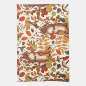 Herbst-Eichhörnchen und Herbstflora auf Weiß Geschirrtuch (Vertikal)