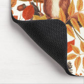 Herbst-Eichhörnchen und Herbstflora auf Weiß Mousepad (Ecke)