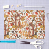 Herbst-Eichhörnchen und Herbstflora auf Weiß Seidenpapier (Handwerk)