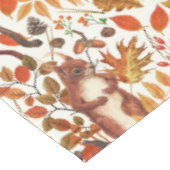 Herbst-Eichhörnchen und Herbstflora auf Weiß Tischdecke (Schrägansicht)