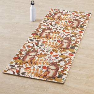 Herbst-Eichhörnchen und Herbstflora auf Weiß Yogamatte
