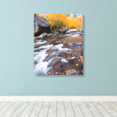 Herbst entlang Bischof Creek, CA Leinwanddruck (Insitu (Holzboden))
