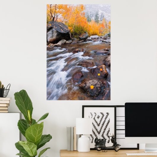 Herbst entlang Bischof Creek, CA Poster (Heimbüro)