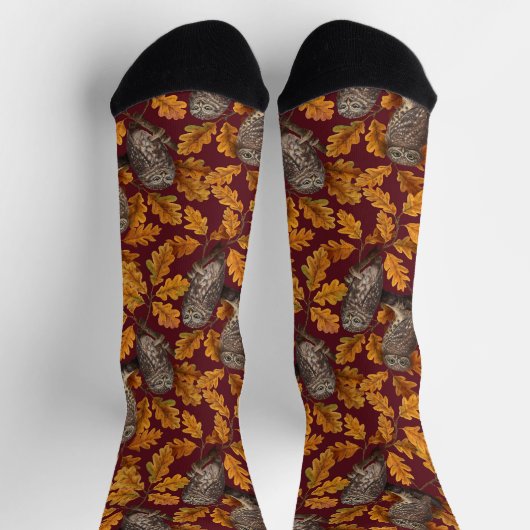 Herbst-Eulen auf dunkelrot Socken (Oben)