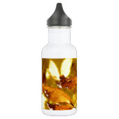 Herbst-Fall-Baum verlässt Edelstahlflasche (Links)