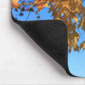 Herbst, Herbstblätter, Bäume und blauer Himmel Mousepad (Ecke)