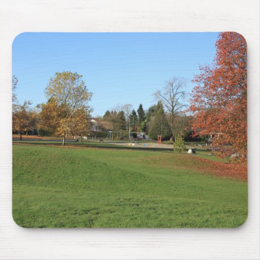 Herbst, Herbstblätter, Bäume und blauer Himmel Mousepad (Vorne)