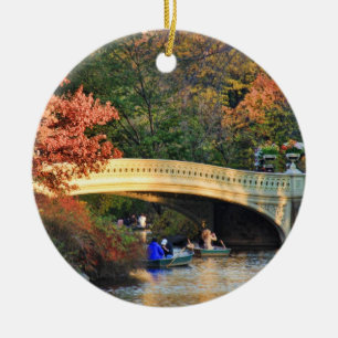 Herbst im Central Park: Boote bei der Bow Bridge Keramik Ornament