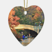 Herbst im Central Park: Boote durch Bow Bridge #01 Keramikornament (Links)