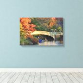 Herbst im Central Park: Boote durch Bow Bridge #01 Leinwanddruck (Insitu (Holzboden))