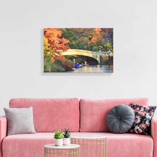 Herbst im Central Park: Boote durch Bow Bridge #01 Leinwanddruck (Insitu (Wohnzimmer))