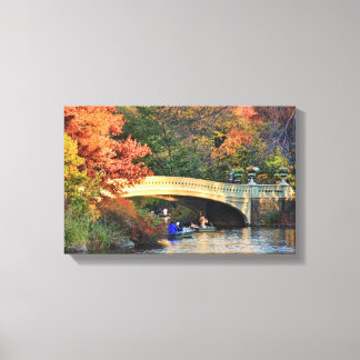 Herbst im Central Park: Boote durch Bow Bridge #01 Leinwanddruck