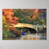 Herbst im Central Park: Boote durch Bow Bridge #01 Poster (Vorne)