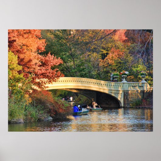 Herbst im Central Park: Boote durch Bow Bridge #01 Poster (Vorne)
