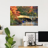 Herbst im Central Park: Boote durch Bow Bridge #01 Poster (Heimbüro)