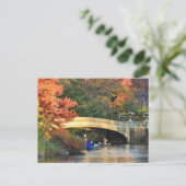 Herbst im Central Park: Boote durch Bow Bridge #01 Postkarte (Stehend Vorderseite)