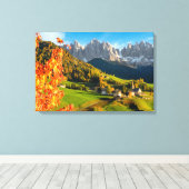 Herbst in der Dolomiten-Landschaft mit Kirche Leinwanddruck (Insitu (Holzboden))