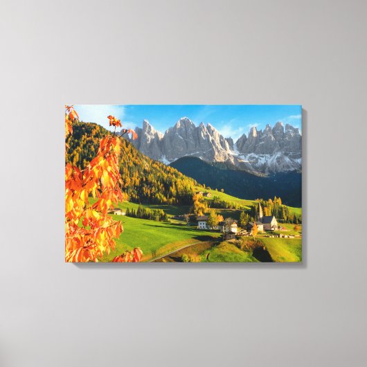 Herbst in der Dolomiten-Landschaft mit Kirche Leinwanddruck (Vorderseite)