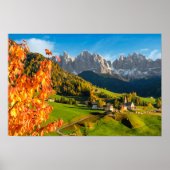 Herbst in der Dolomiten-Landschaft mit Kirche Poster (Vorne)