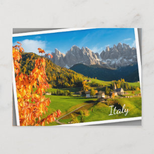 Herbst in der Dolomiten-Landschaft mit Kirche Postkarte